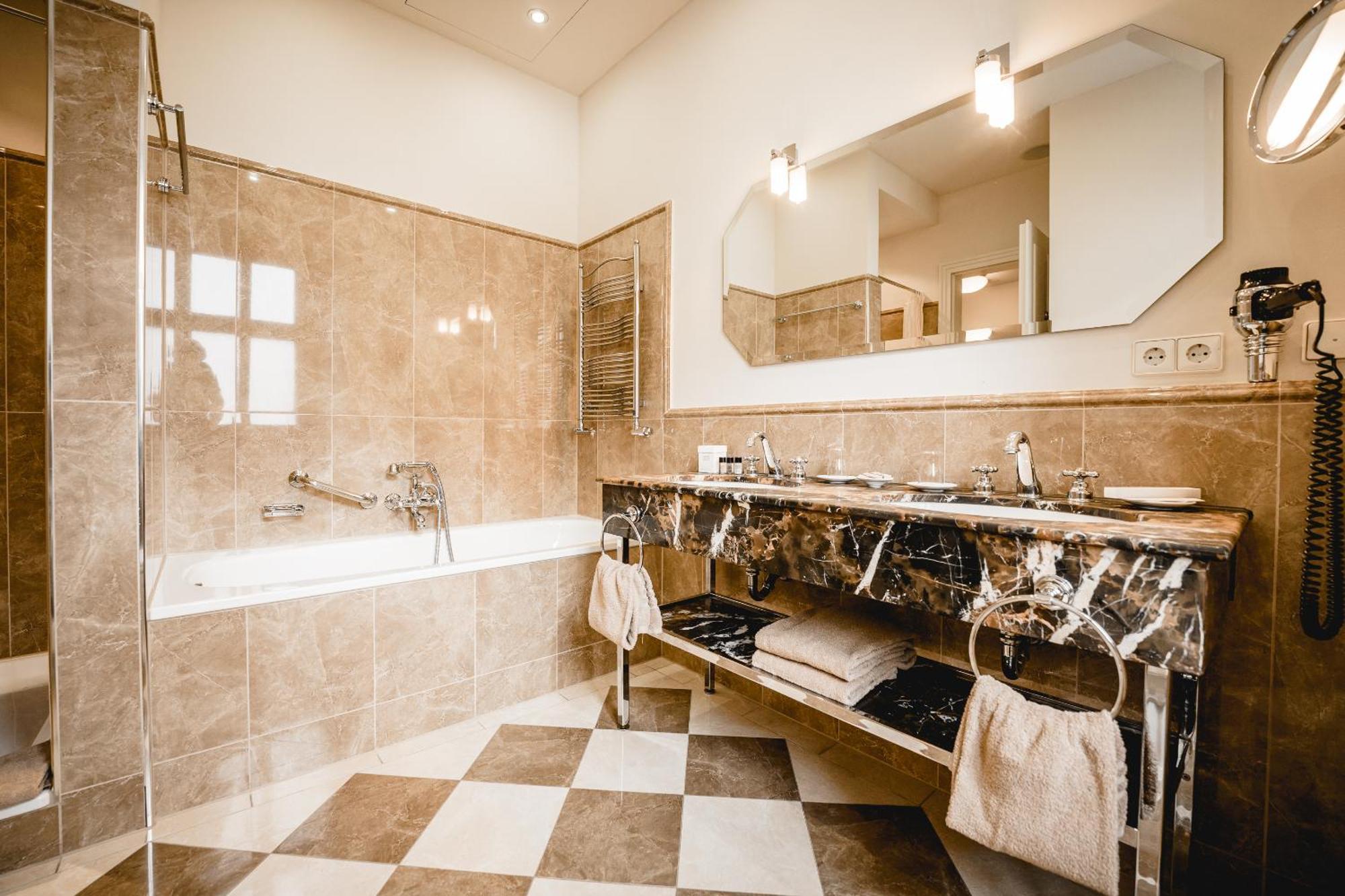 Gutshotel Weingut Schloss Reinhartshausen Eltville am Rhein Exterior photo